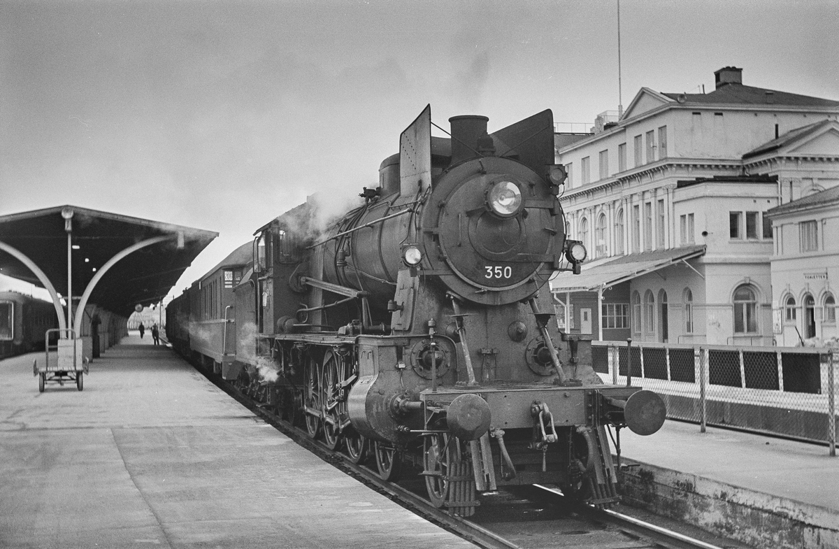 Dagtoget fra Trondheim til Oslo Ø over Røros på Trondheim stasjon. Toget trekkes av damplokomotiv type 26c nr. 350.