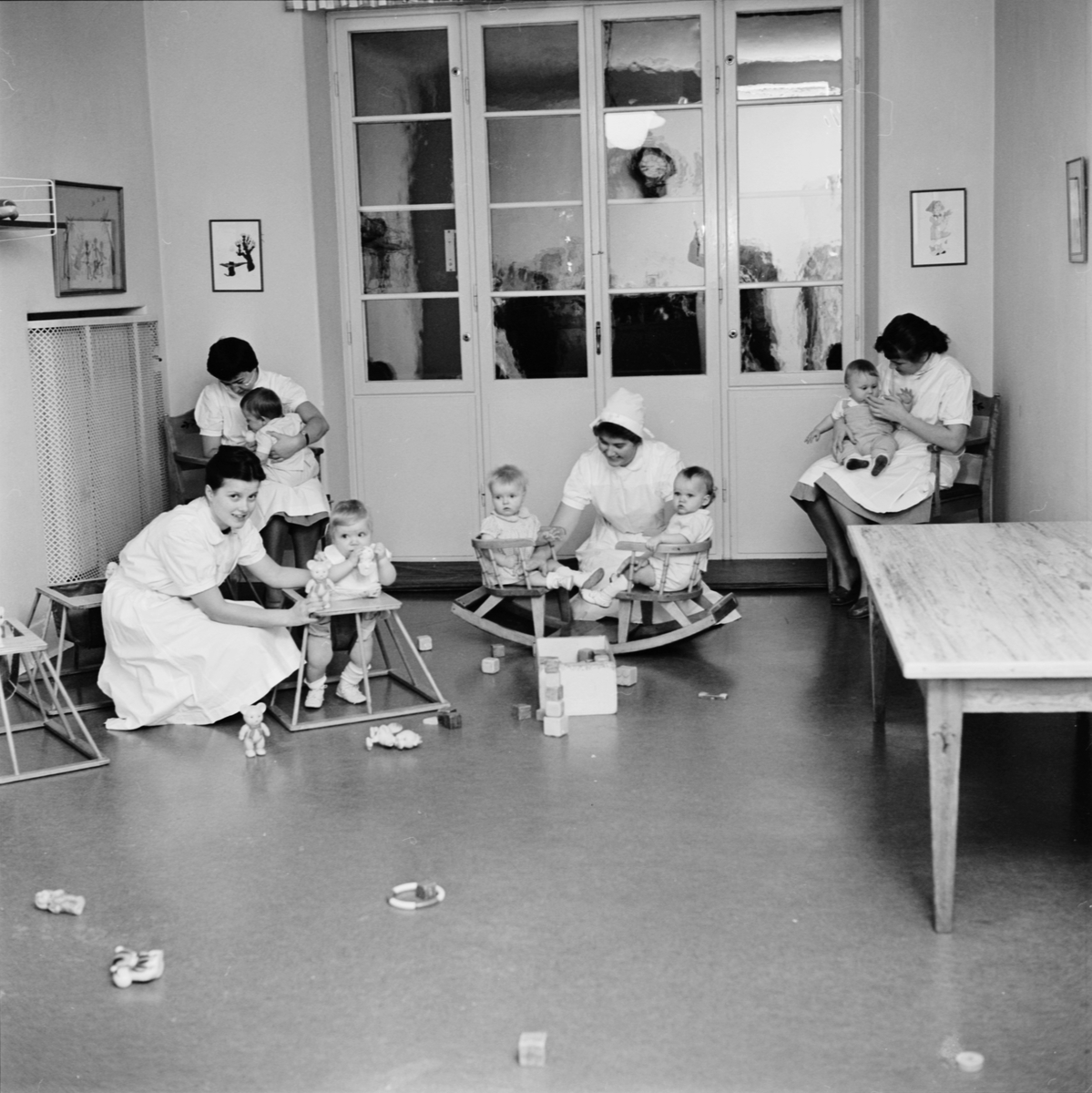 Barnsköterskor leker med barnen på Gillbergska barnhemmet, Sysslomansgatan 37