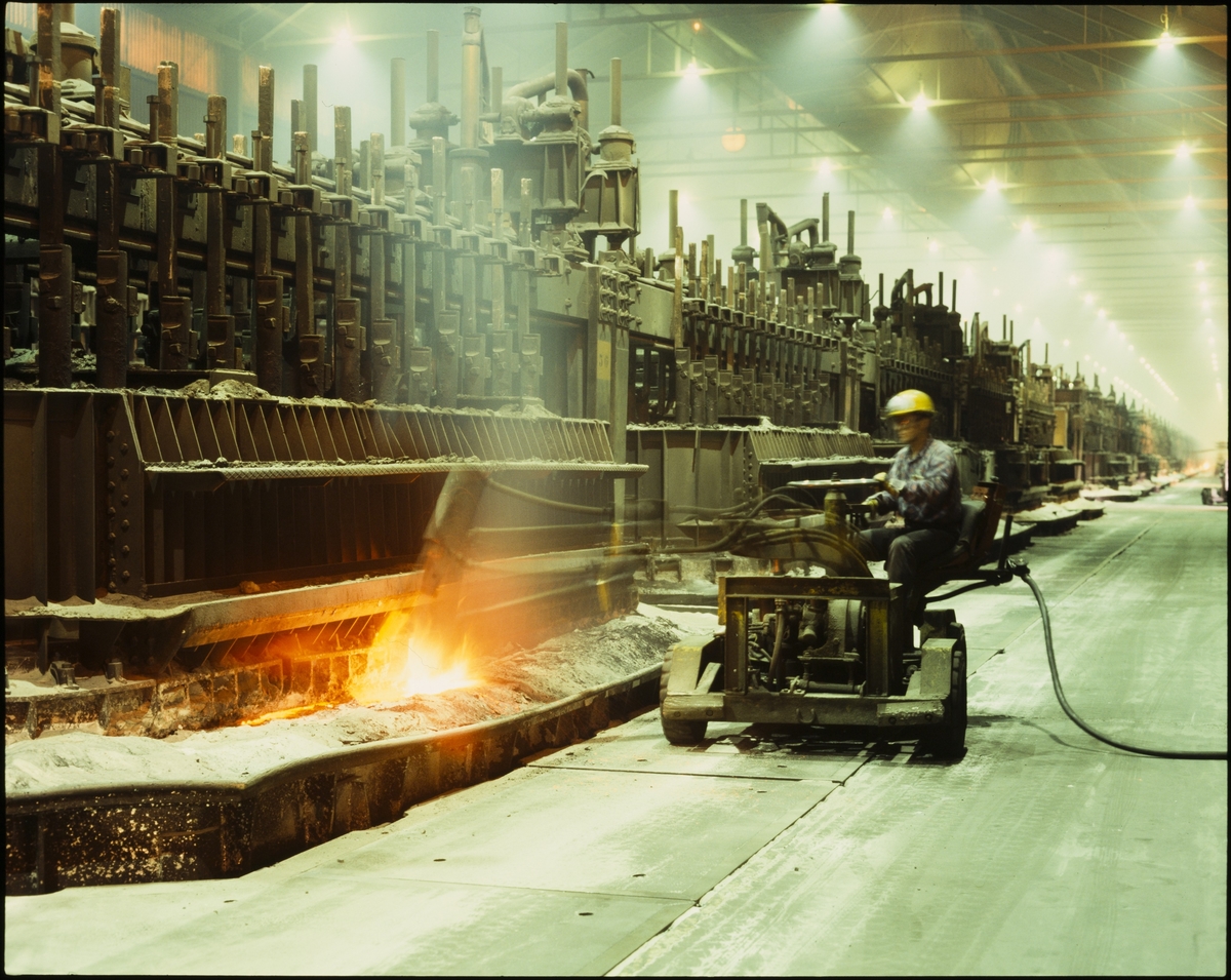 En mann arbeider i aluminiumsverket til Hydro på Karmøy.