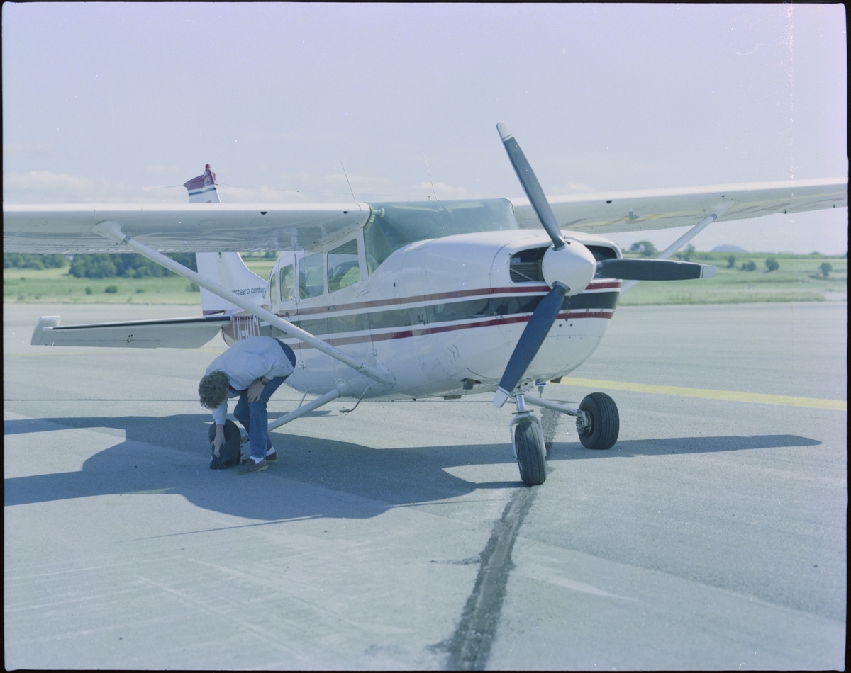 To bilder av et fly med påskriften "LN-HAC" med punktert dekk, og fire flyfoto av et småfly med påskriften "LN-FAM" i lufta, alle fra "Coast Aero Center".