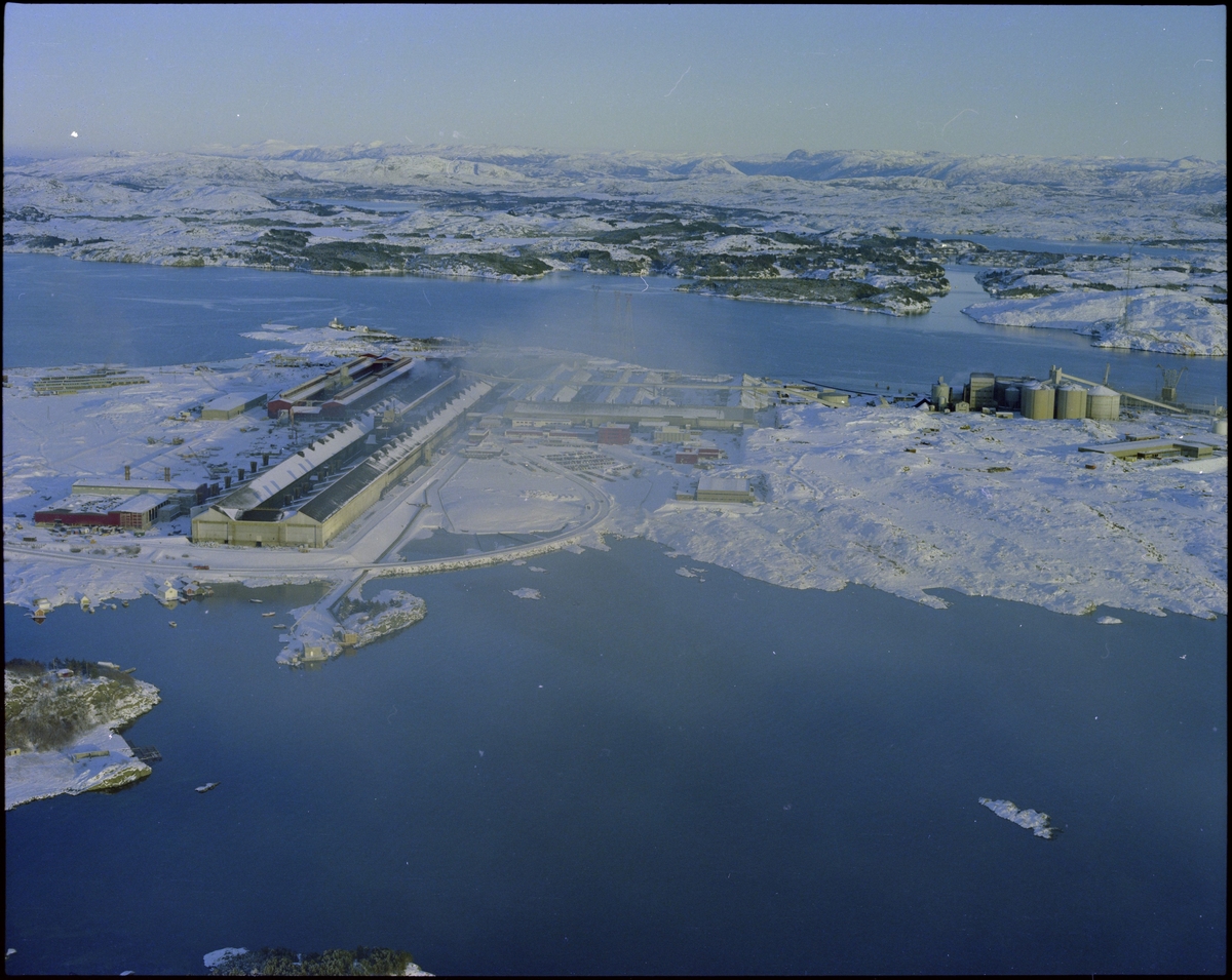 Flyfoto av Hydros aluminiumsverk på Karmøy dekket i snø. Bildet er tatt mot nordøst.
