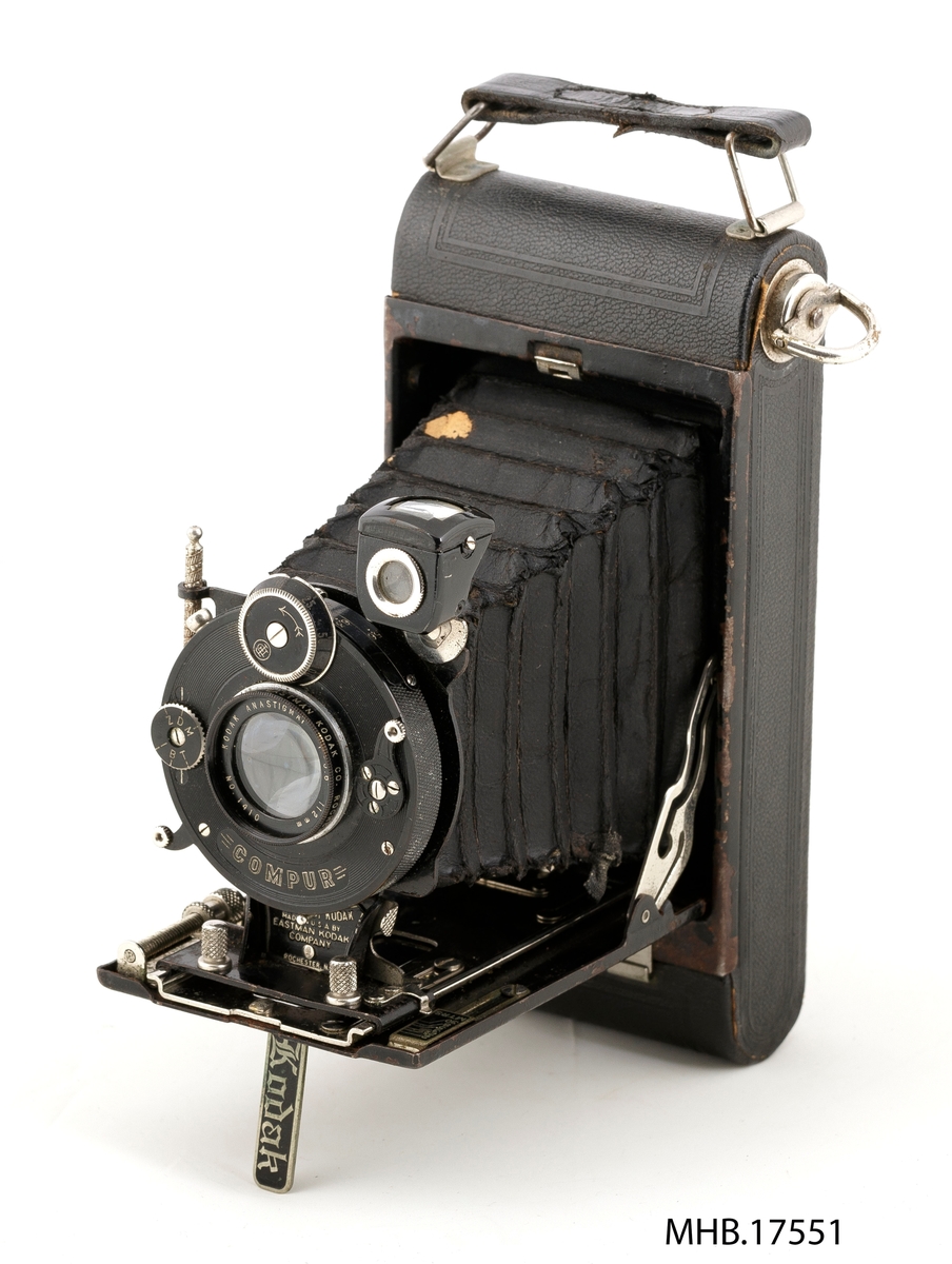 Folde fotoapparat Kodak No.1 Pocket (120 mm filmrull). Kameraet serial no.153175 med etui. Kodak Anastigmat 112 mm  f/5,6 linse No.1410; Compur lukker 1-1/250 sek og T B. På baksiden står den røde vindu brukes for frame telling.
Produksjonssted Eastman Kodak Co., Rochester, N.Y., USA.
Ligger inn i etui 2 papir ark.