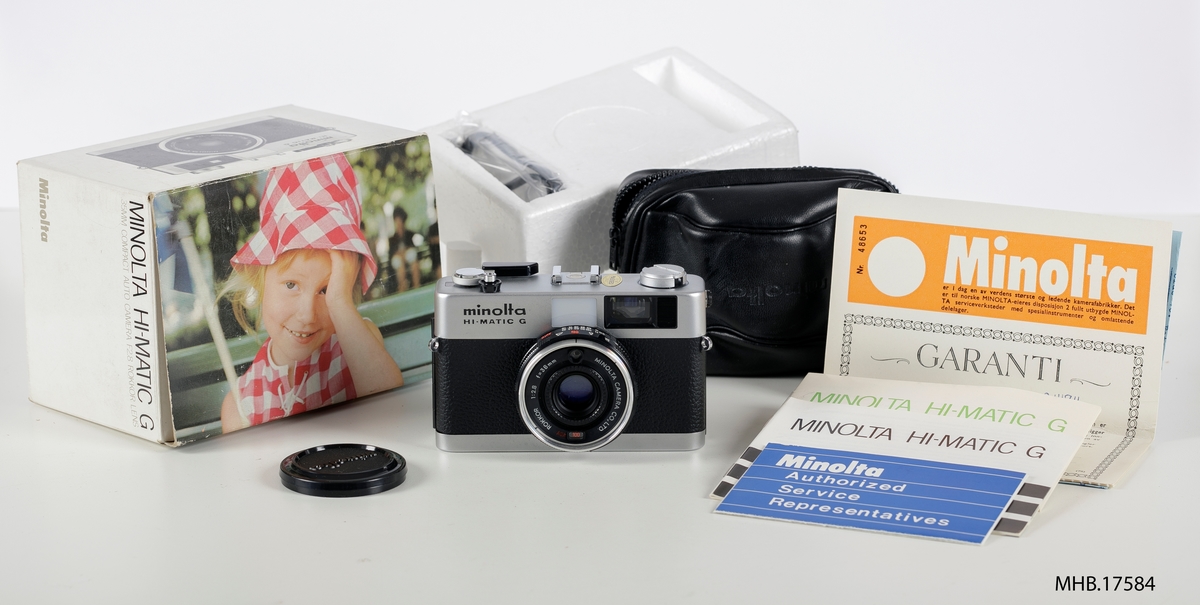 Fotoapparat Minolta Hi-Matic G (35mm filmrull) m/etui og bruksanvisning ligger i original emballasje. Rokkor f2,8 linse.
Produksjonssted: Japan.