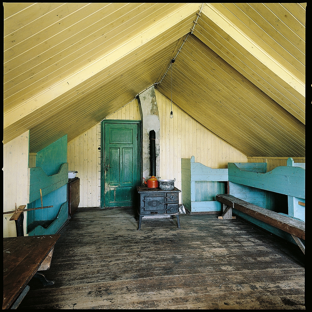 Sjøhuset er i 2 1/2 etasjer. Det står på en grunnmur av tørrstein, delvis ut i sjøen. Sjøhuset er kledd med vertikalt tømmermannspanel. Saltaket er tekket med uglasert teglstein. Murt pipe i teglstein.
Siden det til tider kan være værhardt på Utsira har de fleste sjøhusene her åpning til båtene fra landsiden. Båtstøet til dette sjøhuset ligger på nordsiden og båtene ble trukket opp på land, så dreiet litt mot sør og trukket inn i sjøhuset med håndkraft. Derfor er det stor åpning på kortveggen mot land. Det er åpning mot sjøen også, men denne ble mest brukt til å få lastet inn fiskeredskaper og fangst.