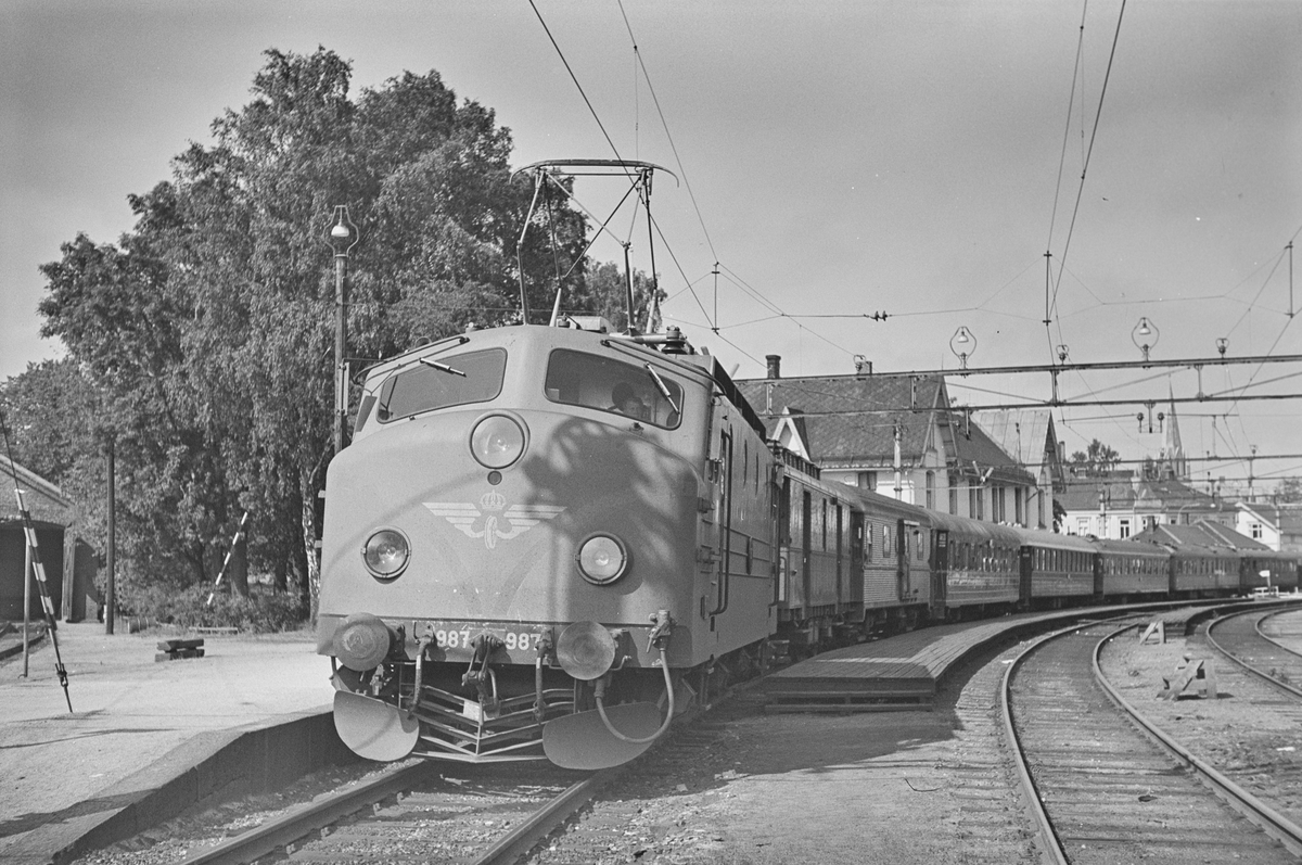 Dagtoget fra Oslo Ø til København, Ht. 141, på Fredrikstad stasjon. Toget trekkes av svensk lokomotiv type Ra nr. 987.