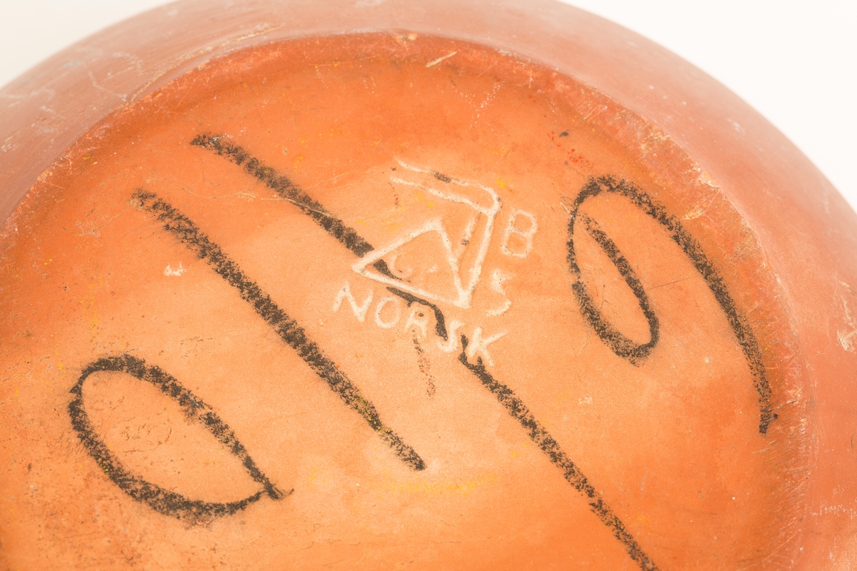 Brun bolle i keramikk med 3 gule striper. Glasert på innside.