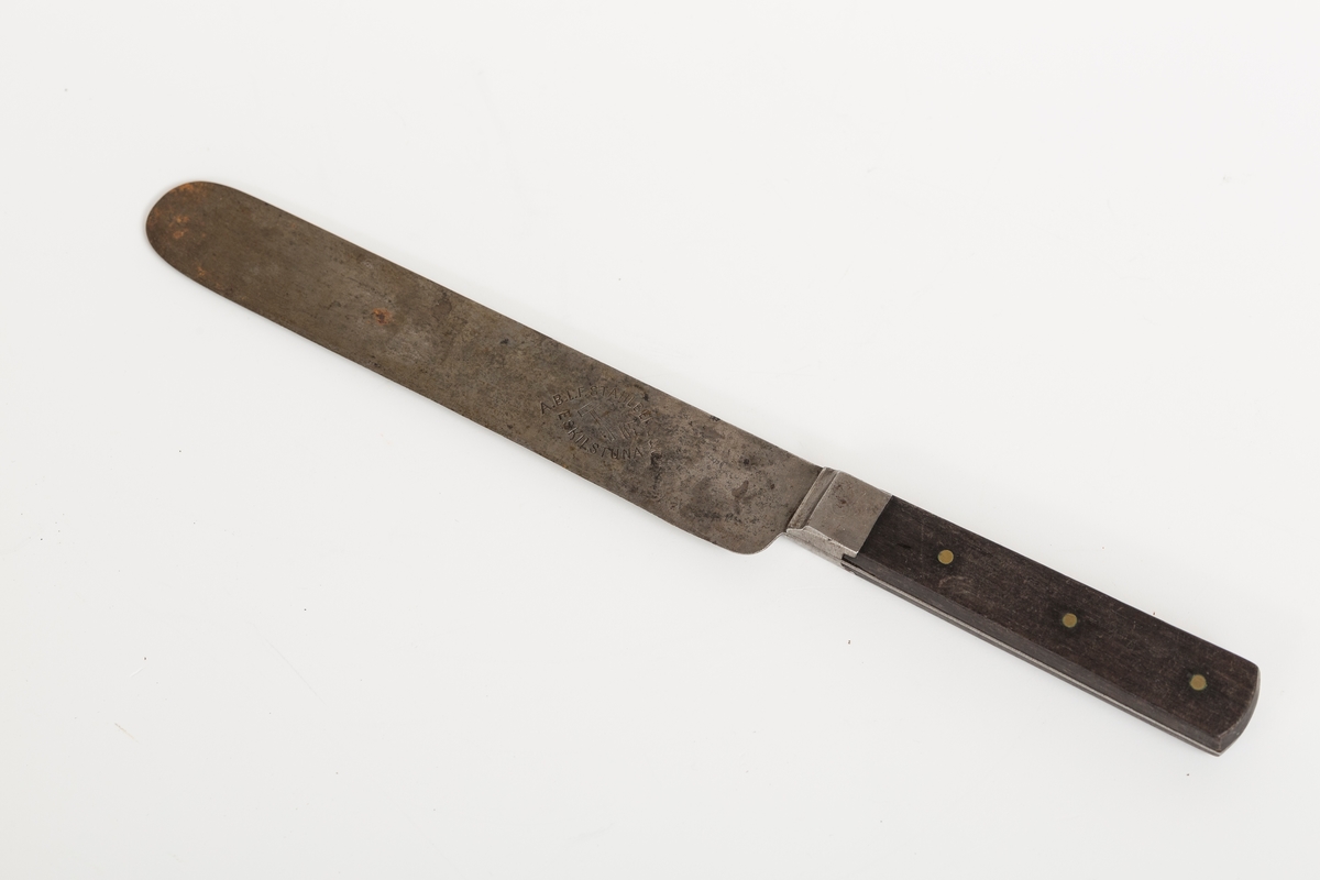 Kniv i stål med gjennomgående tange. Naglede treplater i skaft.