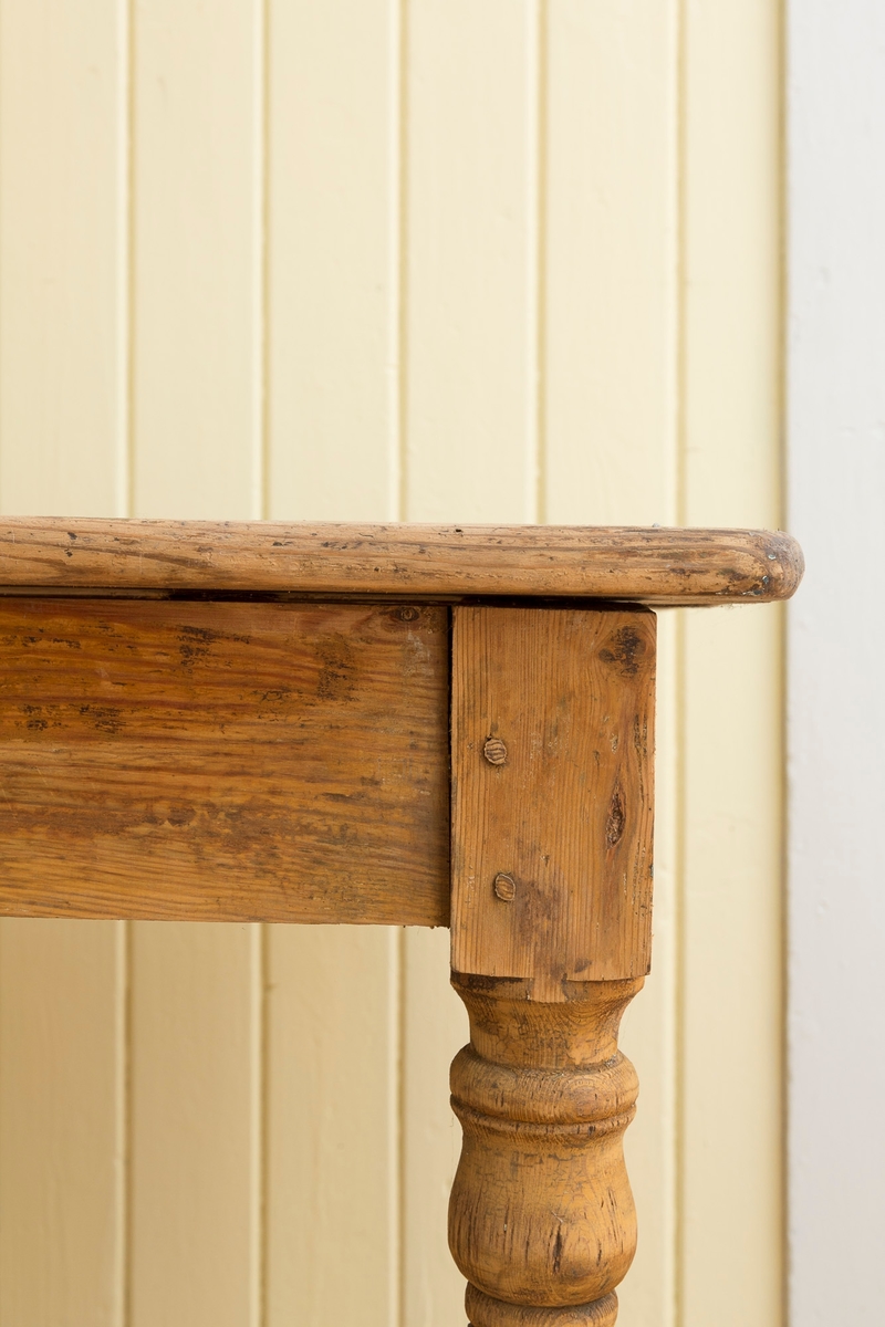 Bord satt sammen av tre bordplater, og med 4 dreiet ben.