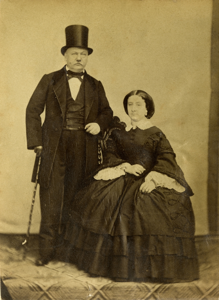 Fotoalbum etter Lorentz Severin Skougaard.
Lorentz Severin Skougaard (født 11. mai 1837 i Farsund, død 1885 i New York) var en norskfødt tenor. Han var bror til offiseren Johan Skougaard.
I New York, hvor Skougaard senere døde, ble han en fetert sangpedagog. Hans gravminne ses på Langesund kirkegård i Telemark.