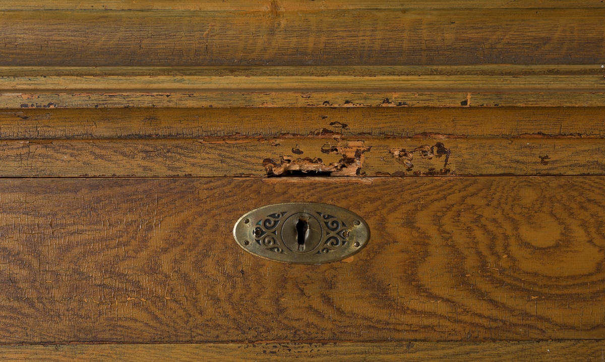 Skap med to skuffer. Lås på skuffene i messing. Skapdør mangler lås. Mangler nøkkel. 4 hyller på innsiden av skapet.