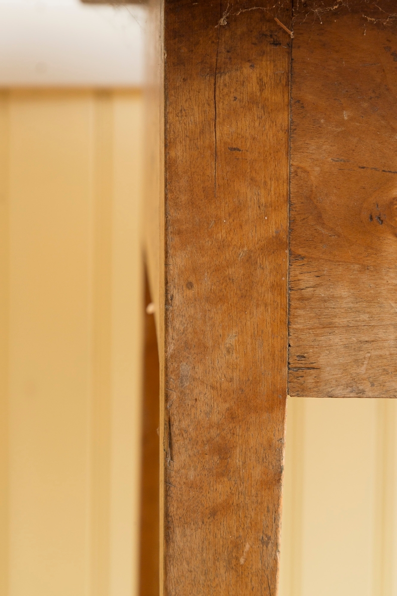 Spisebord med skuff. Satt sammen av 4 bordplater. Manglet lås og nøkkel. Lakkerte ben.