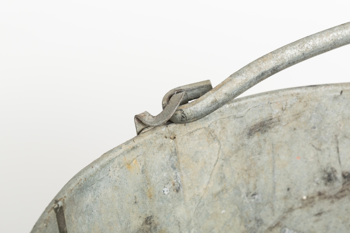 Grå metallbøtte med hank. Sotflekker på innsiden.