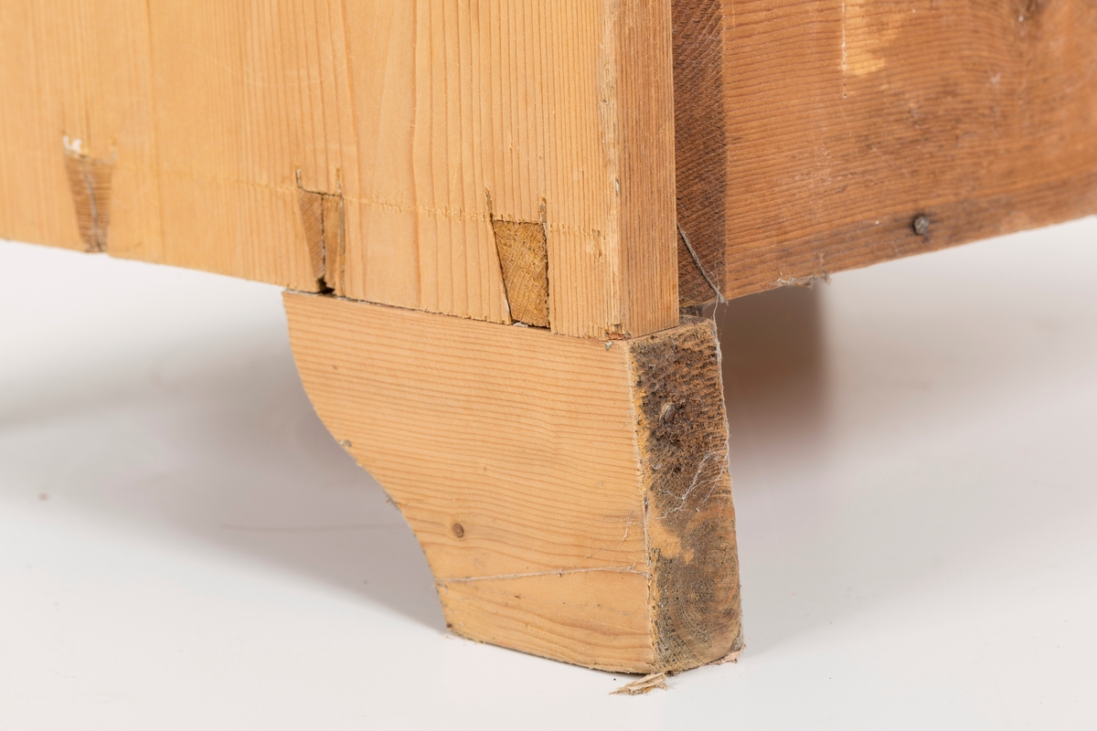 Toalettbord i ubehandlet tre. Det er rom for vaskebolle og skap under. Messingknott på døra til åpning og lukking, spor på innersiden av skapet kan tyde på at det tidligere også har vært en lås.