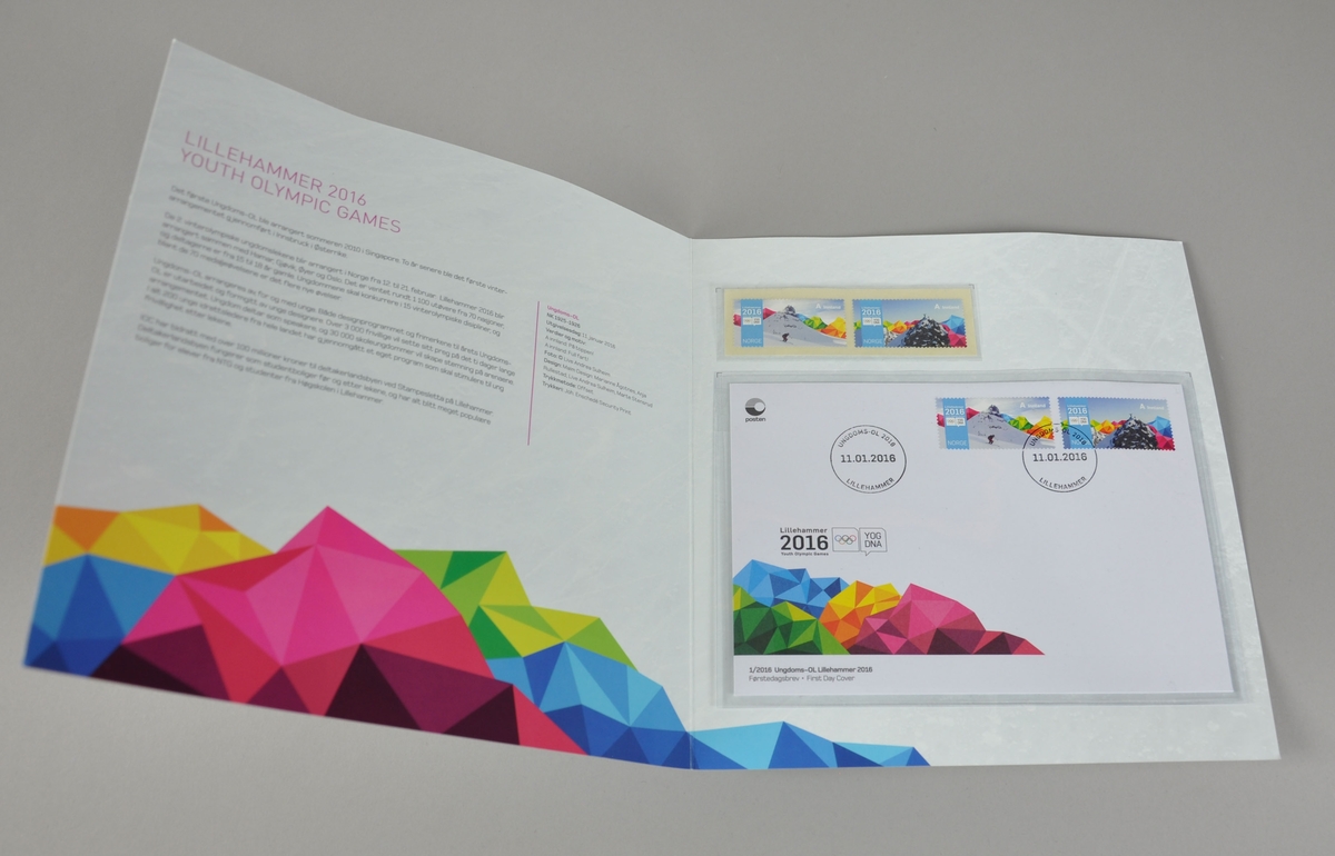 Hefte med konvolutt for Lillehammer Youth Olympic Games 2016 med to frimerker stemplet Ungdoms-OL 2016 11.01.2016 Lillehammer. I heftet er det lagt ved to ustemplede frimerer. Datoen refererer til starten på Fakkelstaffetten da frimerkene ble utgitt.