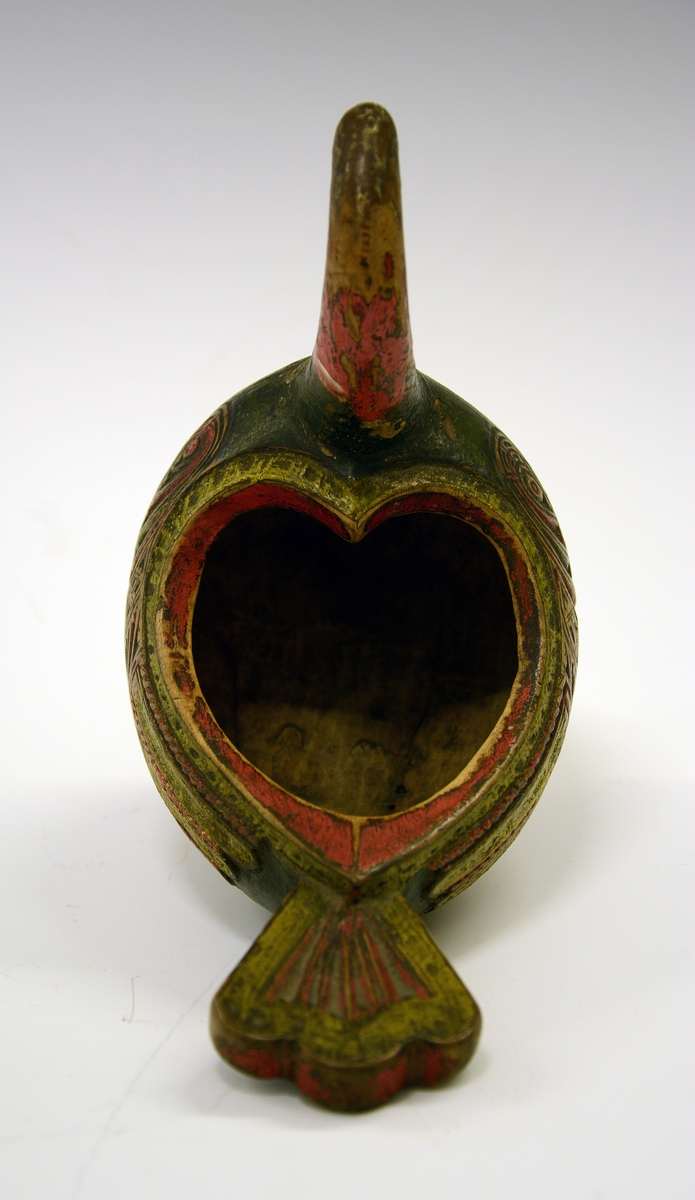 Ølhøne, mangler hode. Fra protokollen: Ølhøne (eiskildskop), fint utskaaret med vifteformete ornamenter.