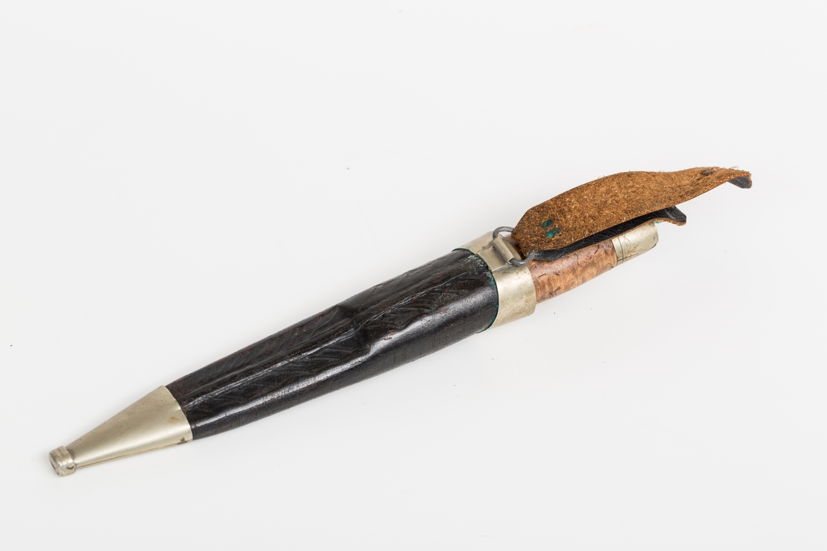 Håndlaget kniv med slire, norsk stil.