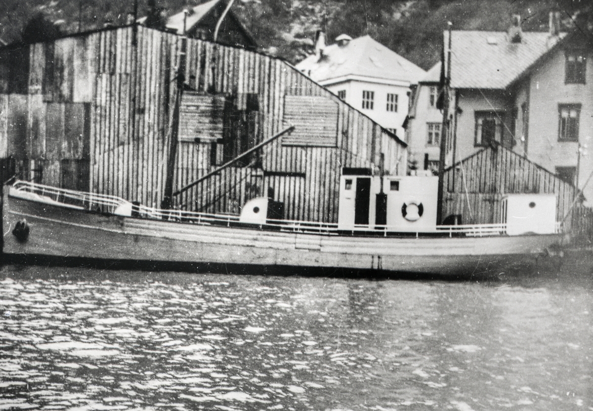Gamle Lindenes-båten ved kolalageret og Aga-kaien.