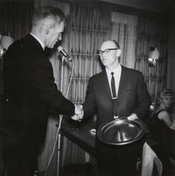 Karl Eilertsen mottar heder for innsatsen.