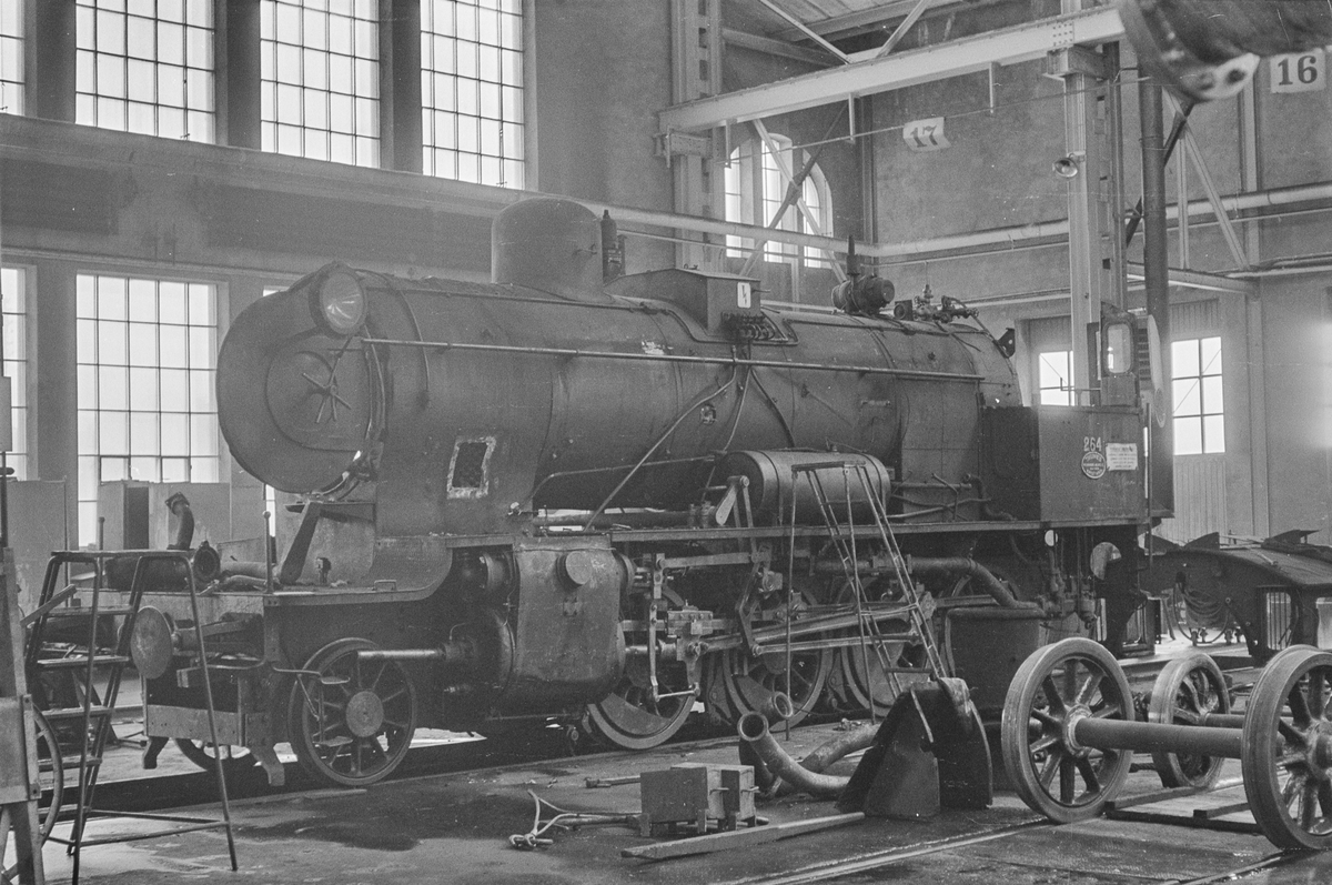 Damplokomotiv type 24b nr. 264 under revisjon på NSBs verksted på Marienborg ved Trondheim.