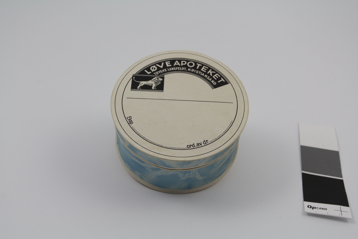 18 stk. sirkulære esker med lokk. Alle deler i papp. Ulike farger. Brukt til oppbevaring/salg av piller og dosert pulver.