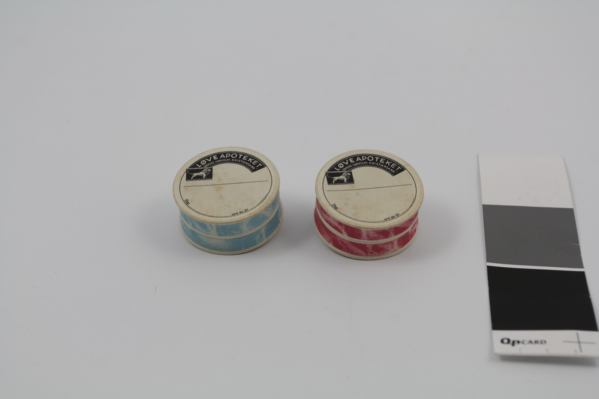 18 stk. sirkulære esker med lokk. Alle deler i papp. Ulike farger. Brukt til oppbevaring/salg av piller og dosert pulver.