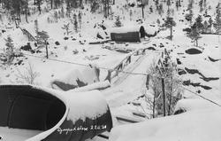 Kraftutbygging, turbinrøyr, anleggsarbeid, arbeidsliv, bru,