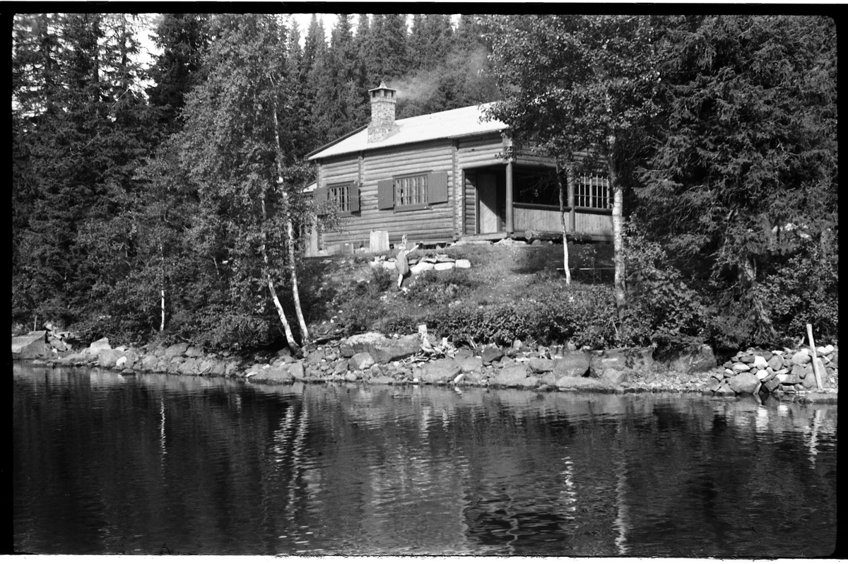 Olaf Tømmerstigens hytte ved Skjeppsjøen på Totenåsen. Sju bilder.