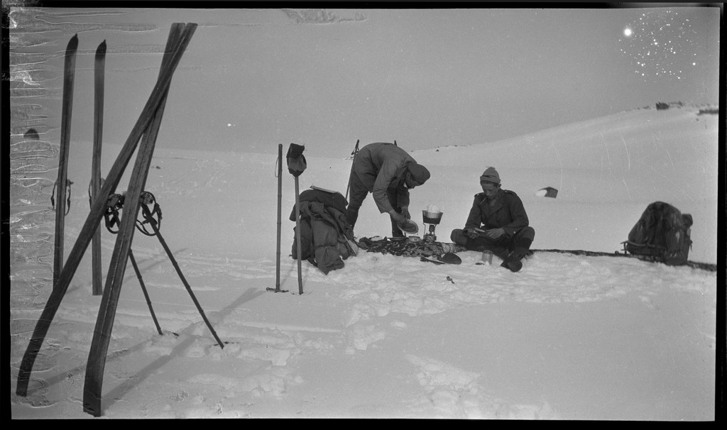 En gjeng unge menn på skitur fra Ulladalen i Suldal til Årdal i Hjelmeland.
