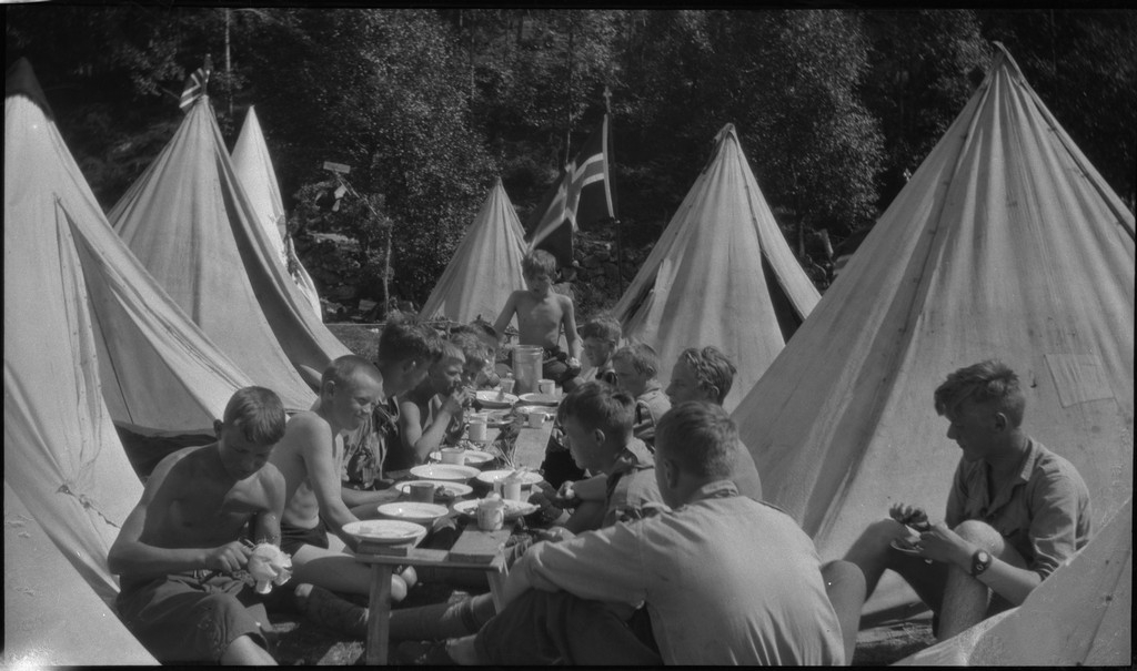 Bilder fra en speiderleir ved Ørsdalsvatnet i Bjerkreim. Det er bilder av speidergutter med og uten uniform, som spiser, bader, og som slapper av. Det er også oversiktsbilder over speiderleiren.