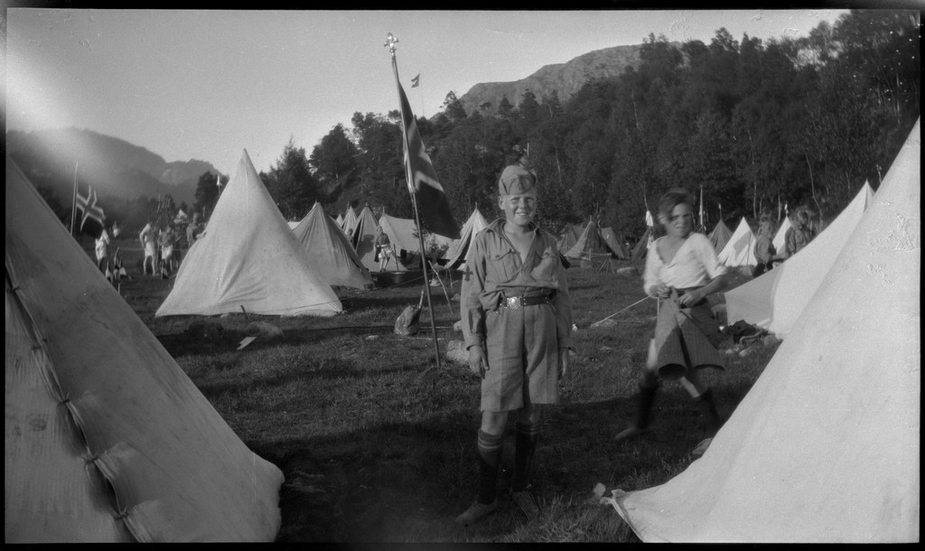 Bilder fra en speiderleir ved Ørsdalsvatnet i Bjerkreim. Det er bilder av speidergutter med og uten uniform, som spiser, bader, og som slapper av. Det er også oversiktsbilder over speiderleiren.