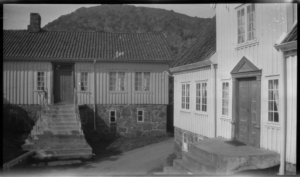 Leif Stender på sykkeltur langs kysten fra Ogna til Flekkefjord, og deretter inn til Sirnes og Stavanger. Det er bilder fra sykling på små veier, tettsteder, tunneller og teltliv. Det første bildet er av en eldre dame som sitter i en finstue.