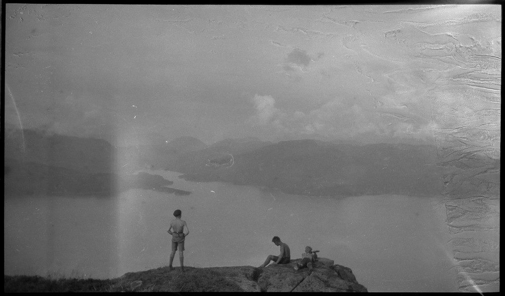 Leif Stender, Einar Hoseth og en gutt til, i tillegg til fotografen Finn Johannessen på seile- og rotur i Ryfylke med en nordlandsbåt. Det er bilder fra guttene i nordlandsbåten, fra bading, fjelltur og teltliv.