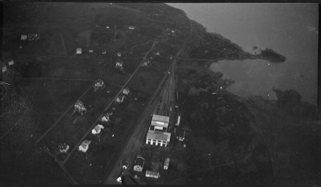 Bilder tatt fra et dobbeltvinget fly over Stavanger og omegn. Bilde nr. 6 viser en jernbanestasjon.