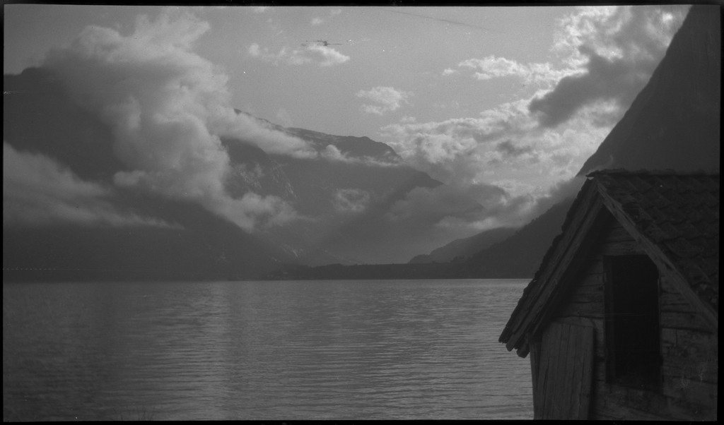 Per og Alf Årseth og Finn Johannessen på sykkeltur i Sogn og Fjordane og Møre og Romsdal. Det er bilder fra fjellturer og -topper, fra fjorder og fjell, bygder og byen Ålesund.
Bilde nr. 2 er av Skodjebrua i Skodje. Bilde nr. 3 er av Kolåstind i Standal, med Sylen og Fingeren til høyre. Bilde nr. 9 er fra Kongens gate i Ålesund. Bilde nr. 11 er tatt over Hjørundfjorden med Langenestinden og Store Standal på motsatt side. Bilde nr. 20-21 er fra Ålesund.