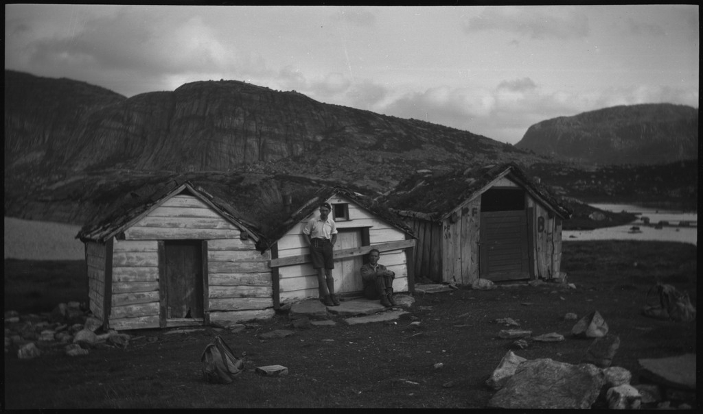 Lindtner, Olaf Kristensen og en til på tur i hest og kjerre, ved en støl på vestsiden av Valevatnet og på Frafjordhatten. Det første bildet er antageligvis Finn Johannessen ved varden på Frafjordhatten.