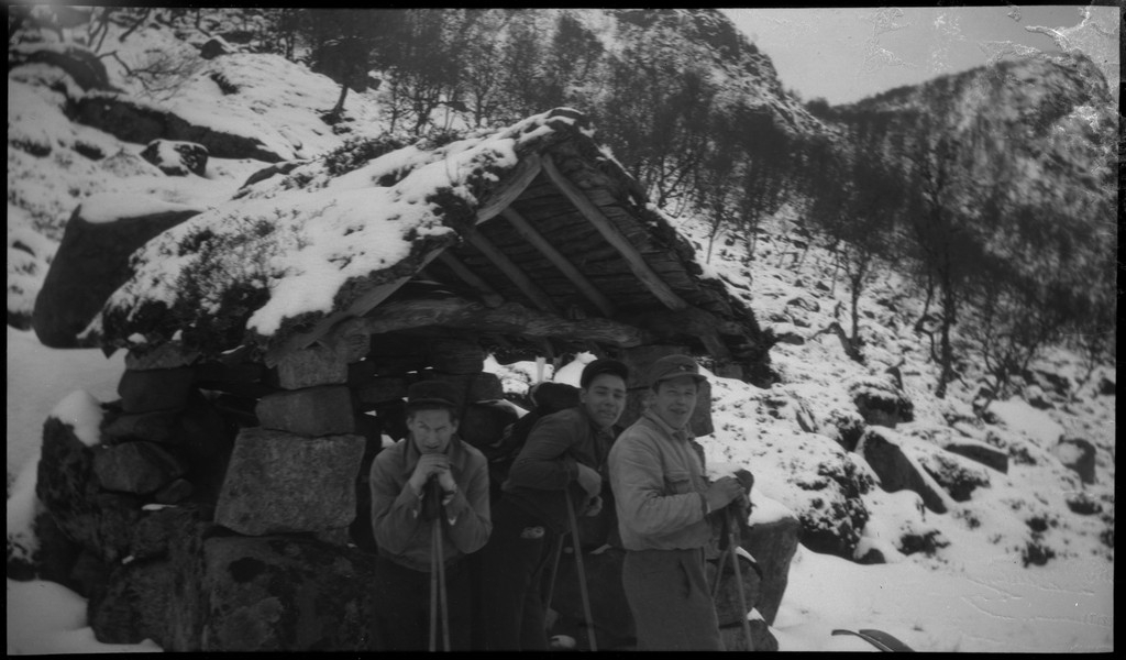 Lindtner, Oscar Johnsen, Malde og Håvarstein på skitur i Madlandshei. Det er bilder fra turvennene ved ei åpen bu sammen med flere andre, og fra skituren i heiene.