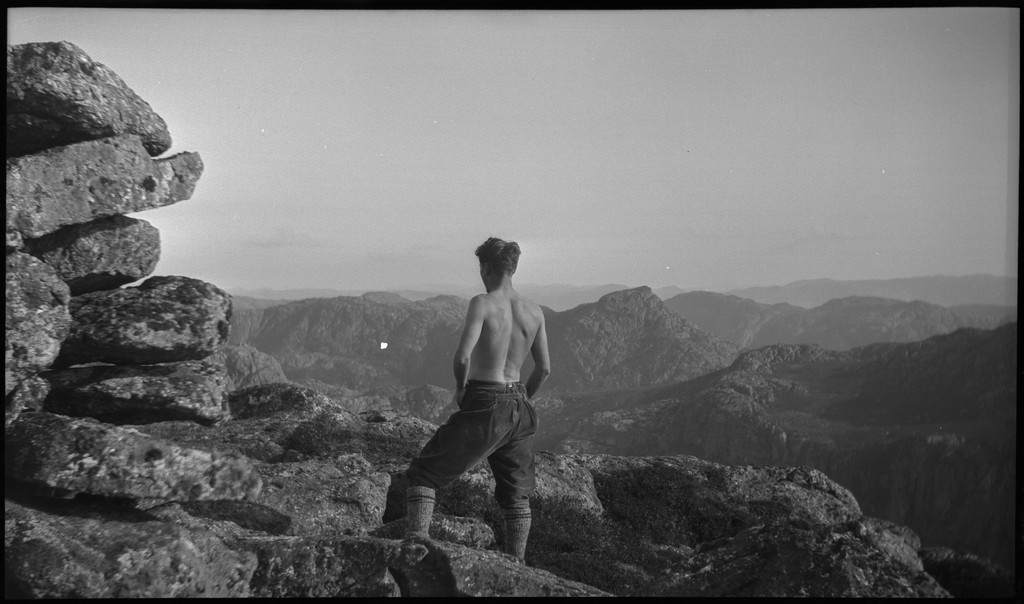 En gjeng unge menn på fjelltur til fjellene i Småsildalen i Strand. Det er bilder av spektakulære fjellformasjoner og en samlet vennegjeng.