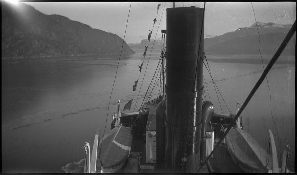 St. Svitun skole fra Stavanger på skidag i Saudasjøen. De reiser inn med hurtigskipet "D/S Sanct Svithun". Det er bilder fra lek, konkurranser og skiturer. På bilde nr. 5 holder en gutt et fotoapparat.