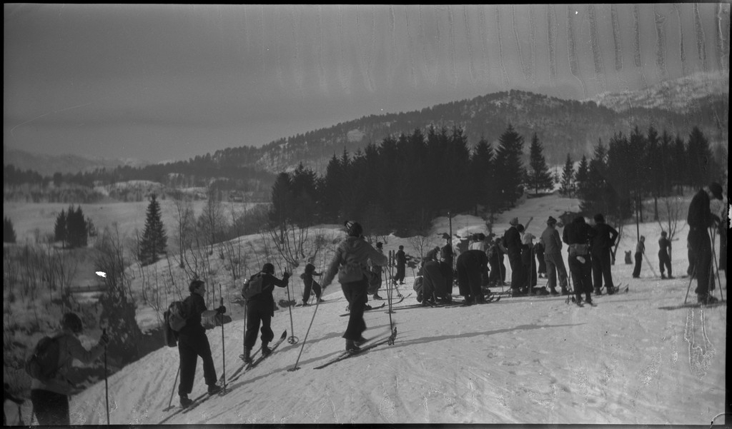 St. Svitun skole fra Stavanger på skidag i Saudasjøen. De reiser inn med hurtigskipet "D/S Sanct Svithun". Det er bilder fra lek, konkurranser og skiturer. På bilde nr. 5 holder en gutt et fotoapparat.