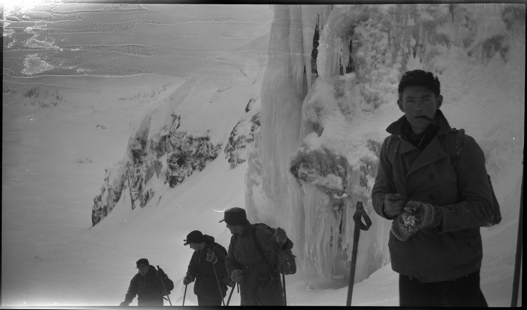 En vennegjeng på skitur i Suldal i vekslende vær. De er innom flere støler og overnattingshytter, bl.a. turistforeningshytta i Stranddalen. Noen ganger er klærne deres hvite av snø. Det er mye snø i fjellet og de må grave seg inn til hyttene. I den ene hytta lytter de til radio og studerer et gevær. Bilde nr. 6 viser en som smører skiene sine.