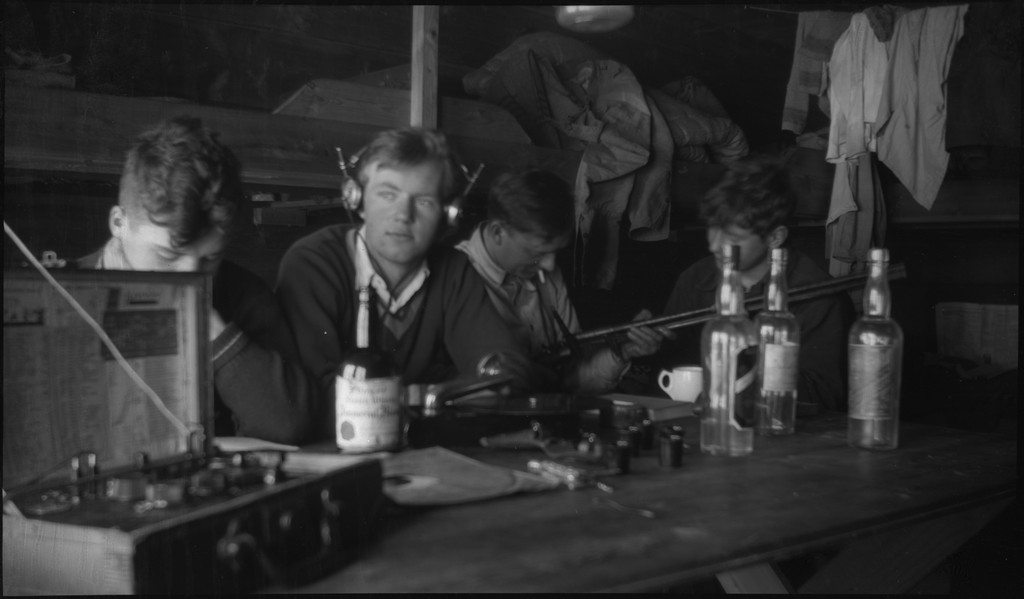 En vennegjeng på skitur i Suldal i vekslende vær. De er innom flere støler og overnattingshytter, bl.a. turistforeningshytta i Stranddalen. Noen ganger er klærne deres hvite av snø. Det er mye snø i fjellet og de må grave seg inn til hyttene. I den ene hytta lytter de til radio og studerer et gevær. Bilde nr. 6 viser en som smører skiene sine.