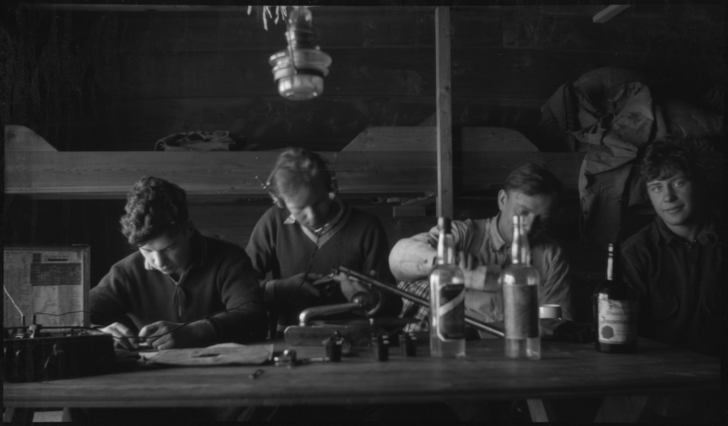 En vennegjeng på skitur i Suldal i vekslende vær. De er innom flere støler og overnattingshytter, bl.a. turistforeningshytta i Stranddalen. Noen ganger er klærne deres hvite av snø. Det er mye snø i fjellet og de må grave seg inn til hyttene. I den ene hytta lytter de til radio og studerer et gevær. Bilde nr. 6 viser en som smører skiene sine.