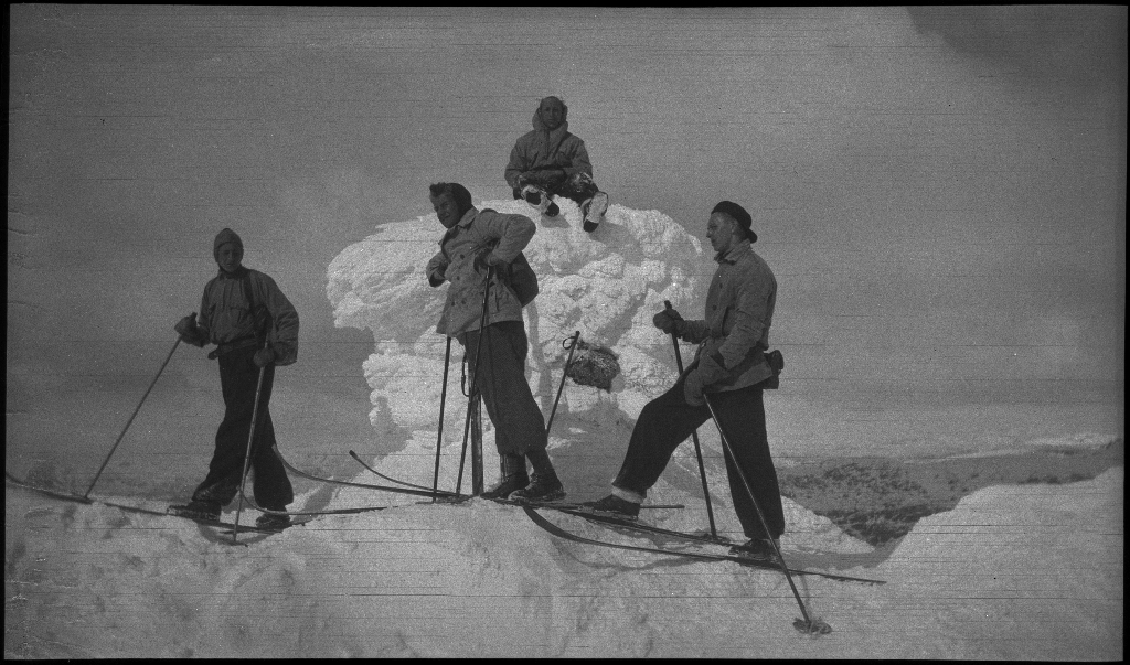 Fire unge menn på skitur påsken 1936. De har laget en bil av snø med bobleform (kanskje inspirert av Porsche Typ 1 fra 1935). Det er også bilder fra flere fjelltopper, fra skigåing og fra ei turisthytte.