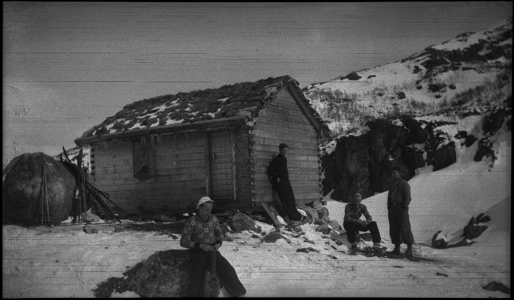 Fire unge menn på skitur påsken 1936. De har laget en bil av snø med bobleform (kanskje inspirert av Porsche Typ 1 fra 1935). Det er også bilder fra flere fjelltopper, fra skigåing og fra ei turisthytte.
