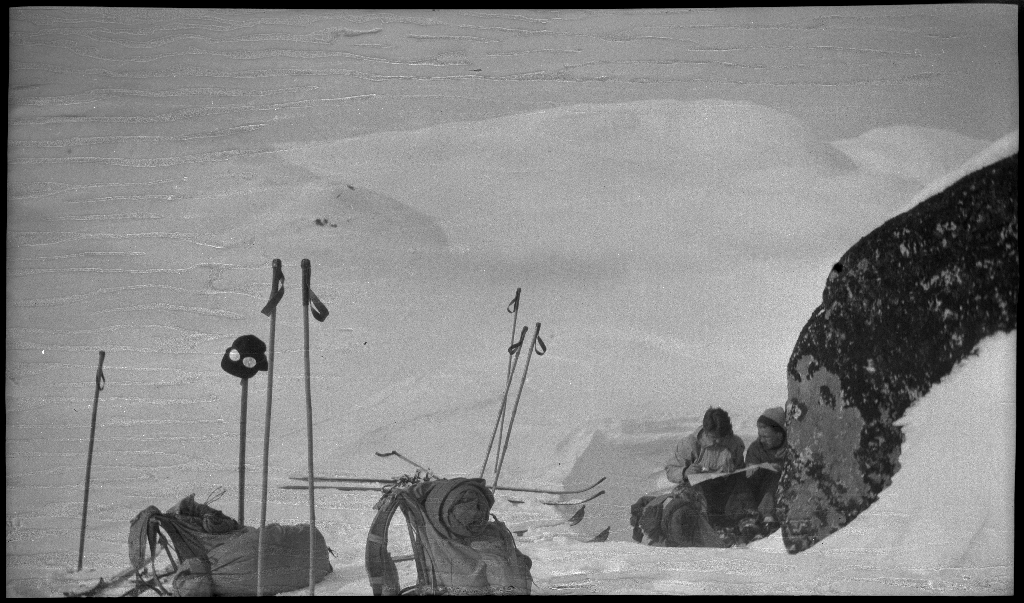 Fire unge menn på skitur fra Roalkvam til Stranddalen i Suldal. Det er bilder av hytter i fjellet, fra landskapet, lek med en hoppbakke og fra skigåing.