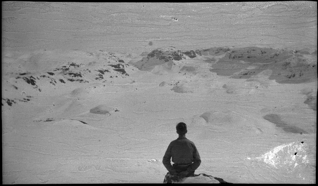 Fire unge menn på skitur fra Roalkvam til Stranddalen i Suldal. Det er bilder av hytter i fjellet, fra landskapet, lek med en hoppbakke og fra skigåing.