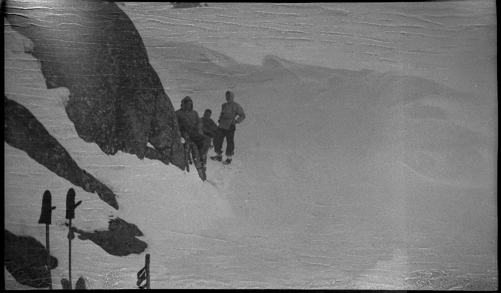 Fire unge menn på skitur fra Roalkvam til Stranddalen i Suldal. Det er bilder av hytter i fjellet, fra landskapet, lek med en hoppbakke og fra skigåing.