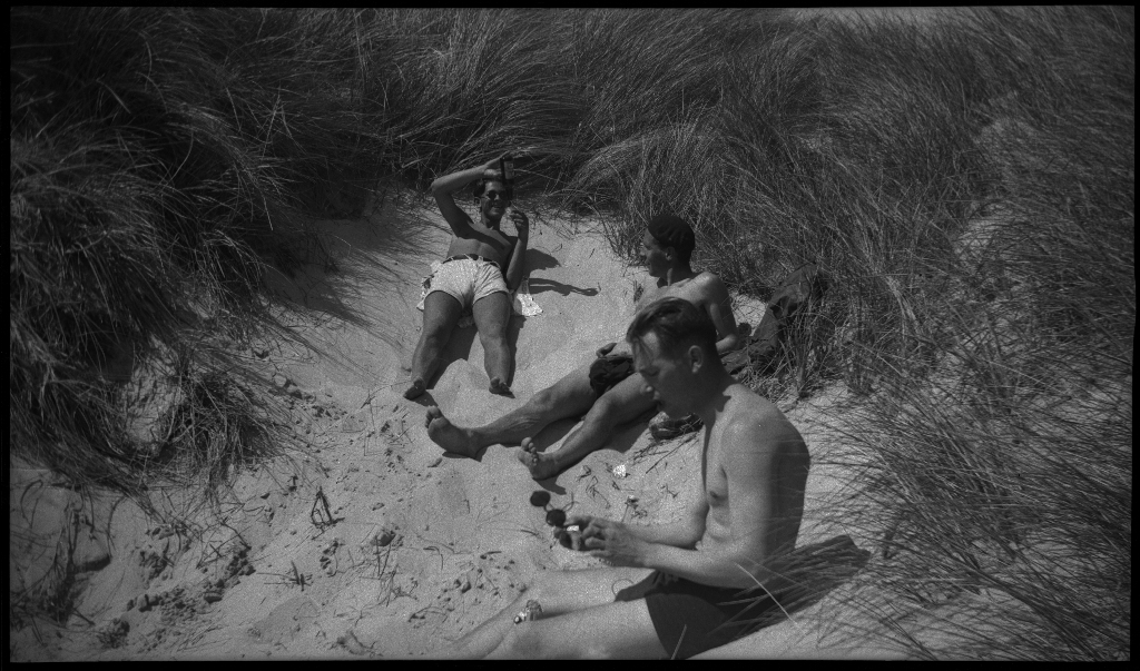 Bilder fra Sola Strandhotell og hotellets basseng, samt gutter og unge menn i sanddynene på Sola.