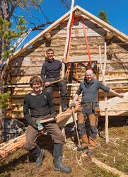 Arbeid med å sette opp buret på Daniel Mortenssons vinterbop