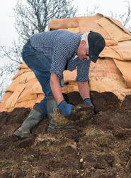 Bilde tatt i forbindelse med legging av torv på gamme. Fra g